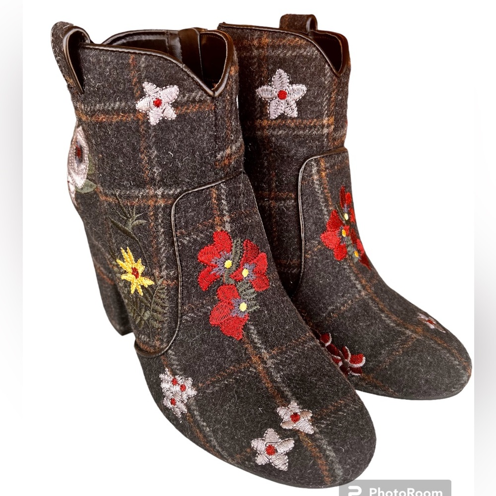 Indigo Rd Wool Embroidered Flowers Short Bootie Boots w High Chunky Heel. 7 1/2